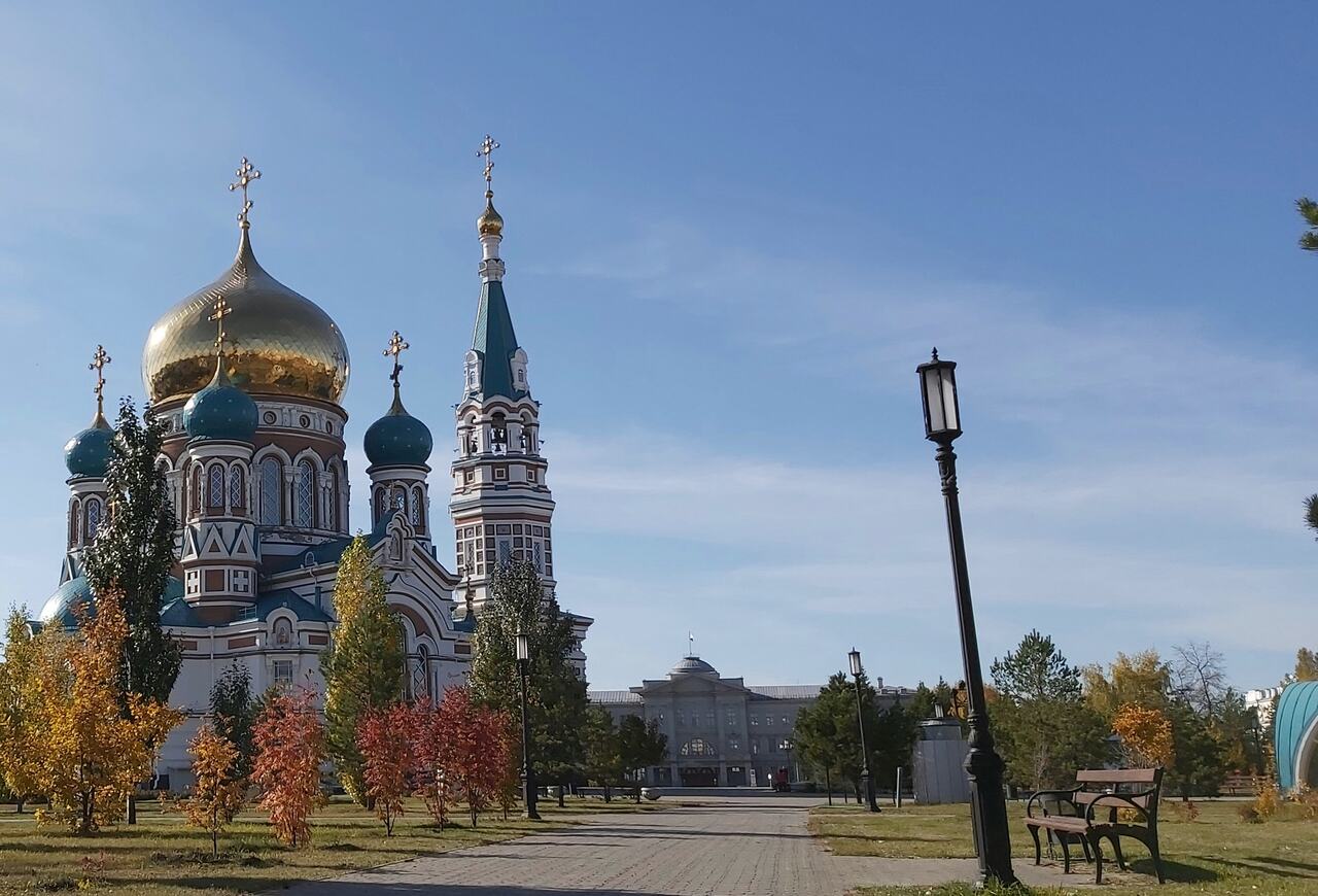 Наружная и внутренняя реклама в Омске: вид на Успенский собор осенью Наружная и внутренняя реклама в Омске: вид на Успенский собор осенью
