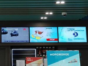 Реклама на АЗС в Омске: три экрана в ряд над кассой в зале магазина заправки Реклама на АЗС в Омске: три экрана в ряд над кассой в зале магазина заправки