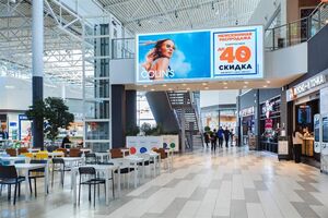 Реклама в торговых центрах Омска: экран на фудкорте Реклама в торговых центрах Омска: экран на фудкорте